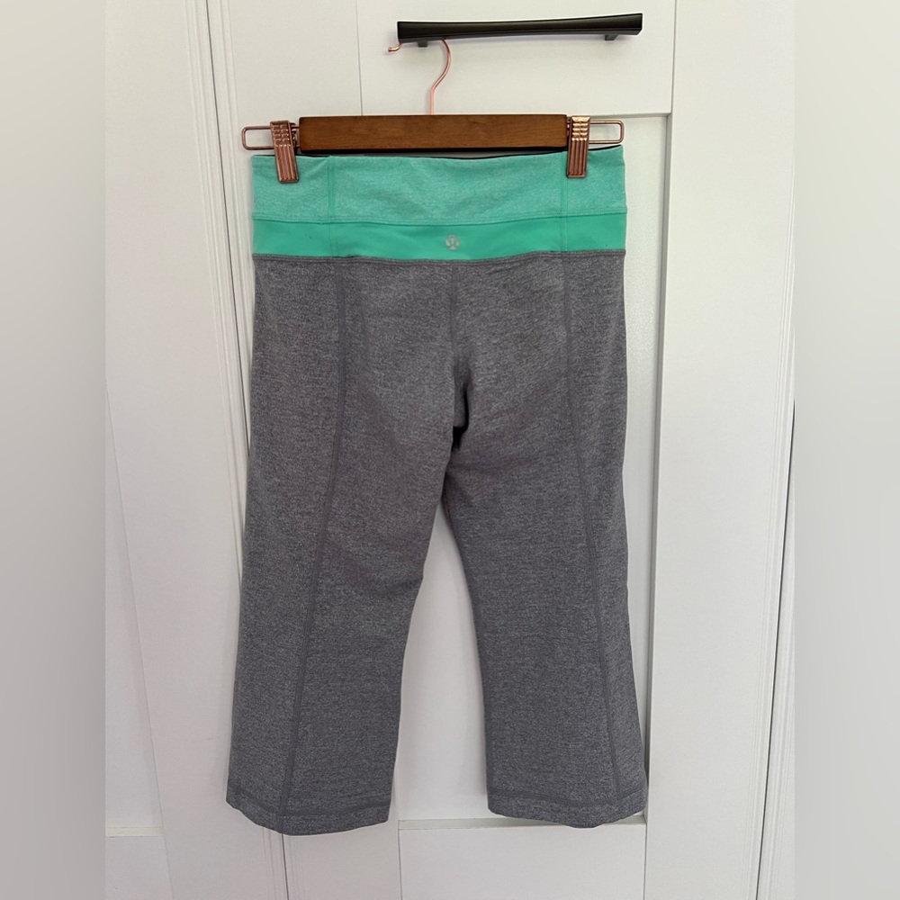 LULULEMON REVERSIBLE capri pant leggings grey with teal or black coloured waist
